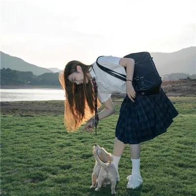 当她换上泳衣